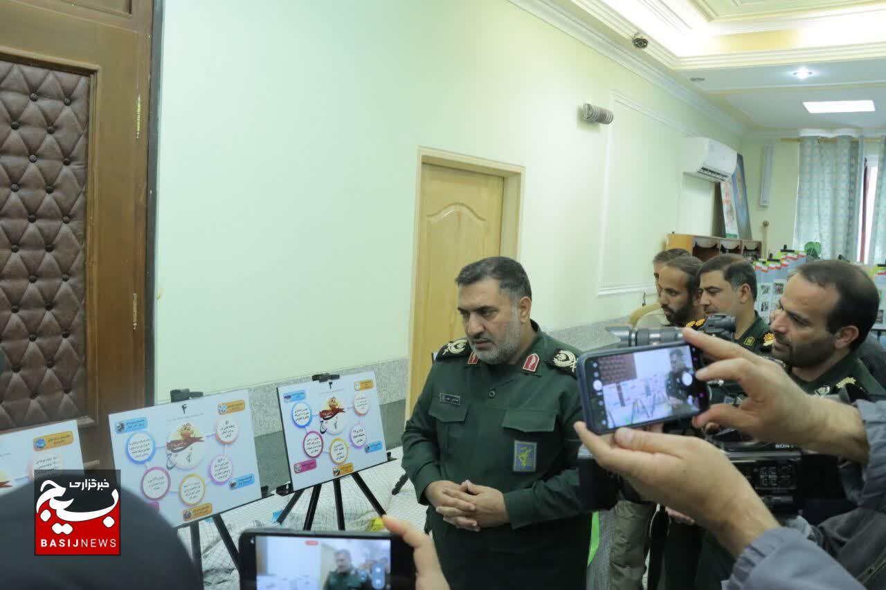 رونمایی از اینفوگرافی اقدامات قرارگاههای ۱۱گانه سپاه و بسیج استان کرمان در سال ۱۴۰۳ رونمایی از اینفوگرافی اقدامات قرارگاههای ۱۱گانه سپاه و بسیج استان کرمان در سال ۱۴۰۳