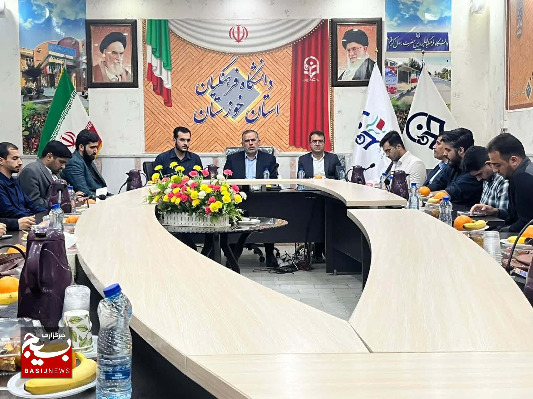 سیدمحسن موسوی زاده باجمعی از دانشجومعلمان دانشگاه فرهنگیان خوزستان