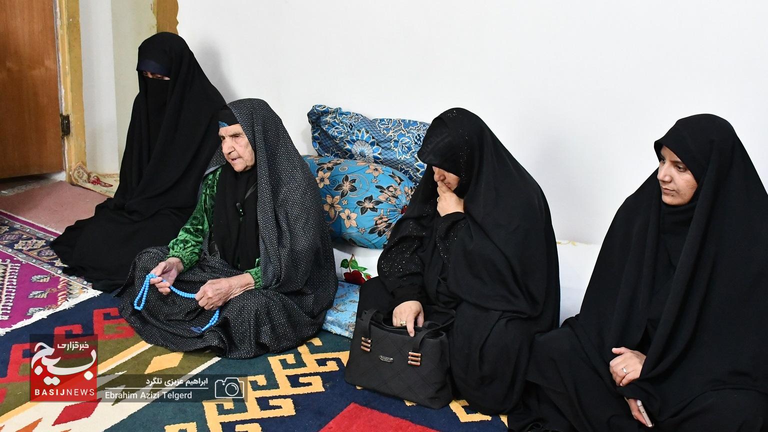 تجلیل فرمانده سپاه فتح از مادر شهیدان منصورزاده + ( تصاویر)
