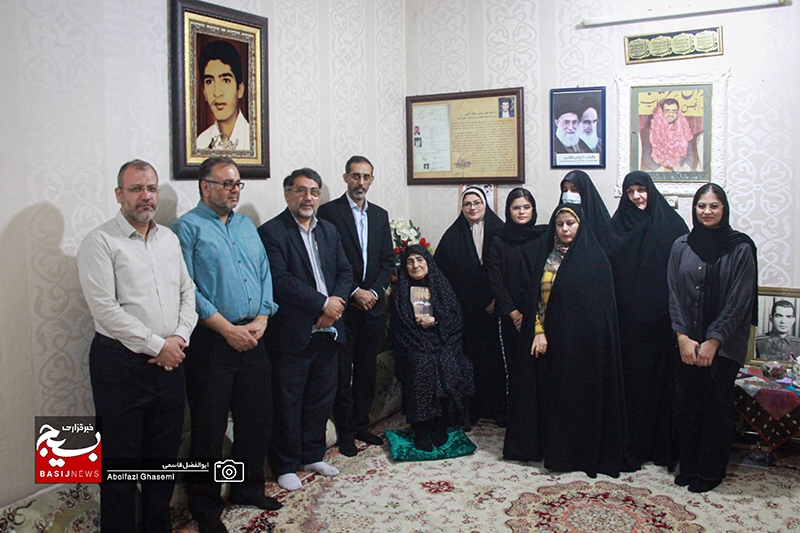 دیدار جمعی از دست‌اندرکاران تألیف کتاب «روی ماه دی» با مادر شهیدان گنجی