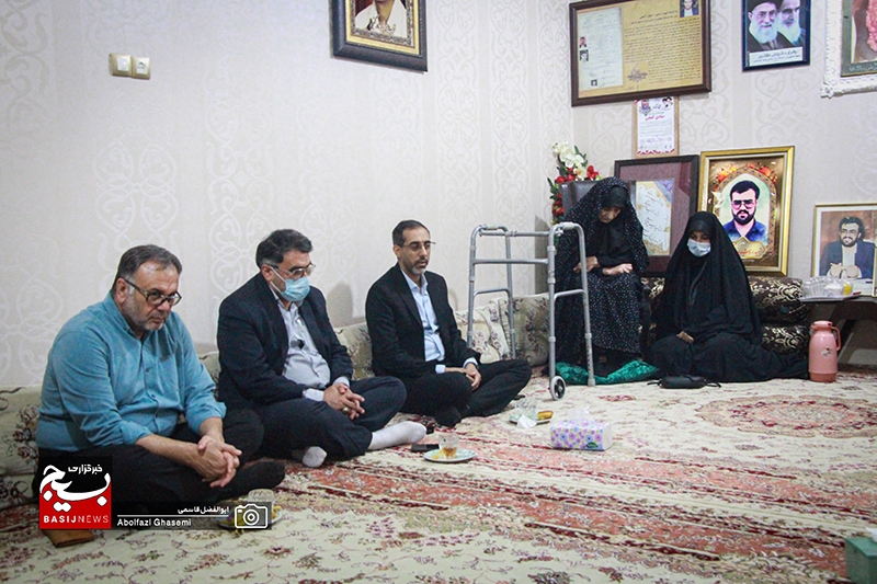دیدار جمعی از دست‌اندرکاران تألیف کتاب «روی ماه دی» با مادر شهیدان گنجی