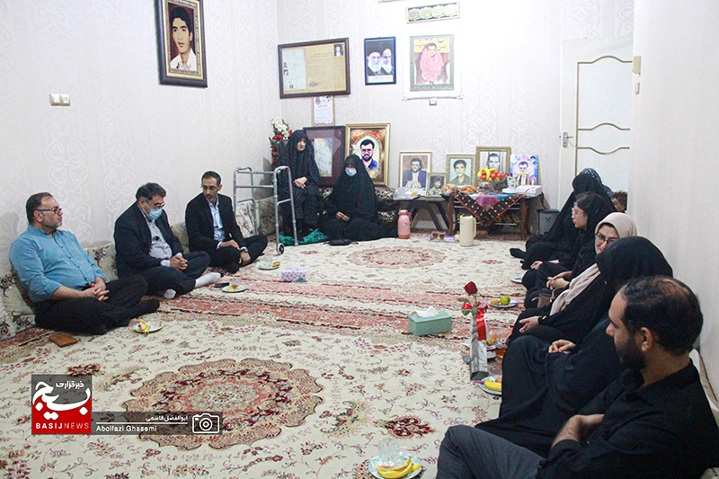 دیدار جمعی از دست‌اندرکاران تألیف کتاب «روی ماه دی» با مادر شهیدان گنجی