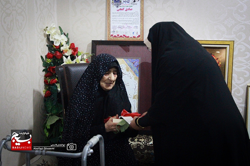 دیدار جمعی از دست‌اندرکاران تألیف کتاب «روی ماه دی» با مادر شهیدان گنجی