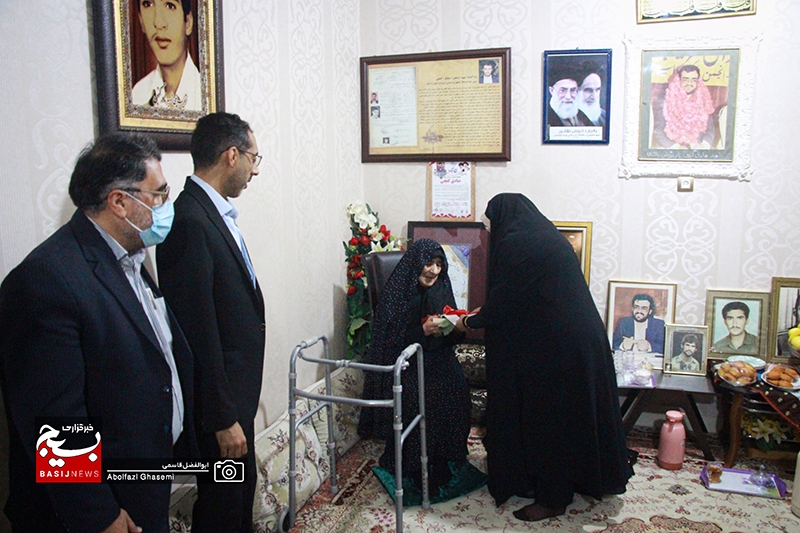 دیدار جمعی از دست‌اندرکاران تألیف کتاب «روی ماه دی» با مادر شهیدان گنجی