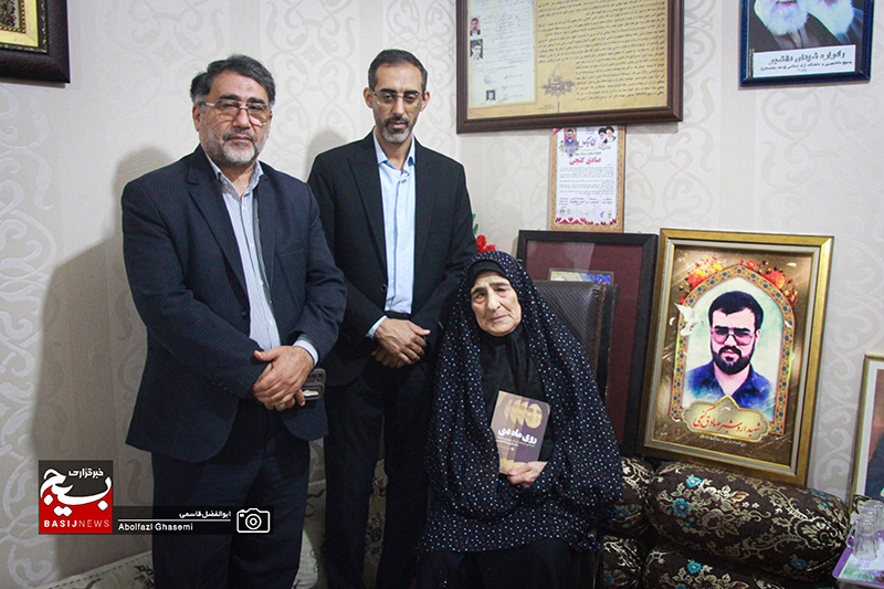 دیدار جمعی از دست‌اندرکاران تألیف کتاب «روی ماه دی» با مادر شهیدان گنجی