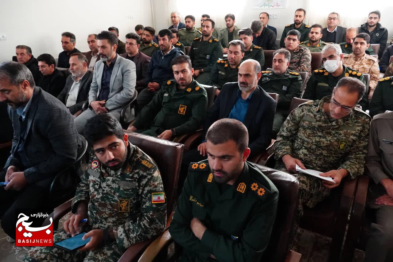 دیدار کارکنان و بسیجیان سپاه ناحیه کوهدشت با امام جمعه شهرستان برگزار شد