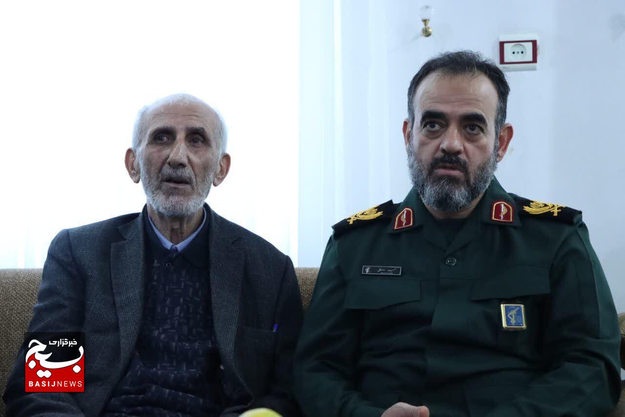 دیدار فرمانده سپاه قدس گیلان با پیشکسوت بسیجی در هفته بسیج دیدار فرمانده سپاه قدس گیلان با پیشکسوت بسیجی در هفته بسیج