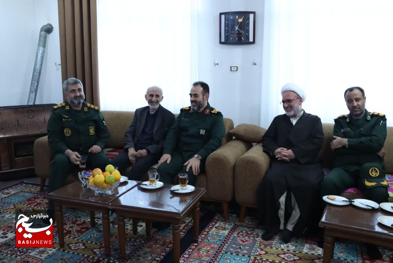 دیدار فرمانده سپاه قدس گیلان با پیشکسوت بسیجی در هفته بسیج دیدار فرمانده سپاه قدس گیلان با پیشکسوت بسیجی در هفته بسیج