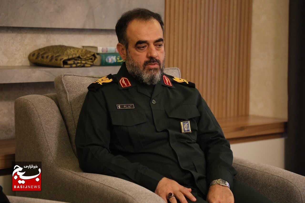 دیدار فرمانده سپاه قدس گیلان با فرمانده منطقه چهارم دریایی امام رضا(ع) نیروی دریایی ارتش در انزلی