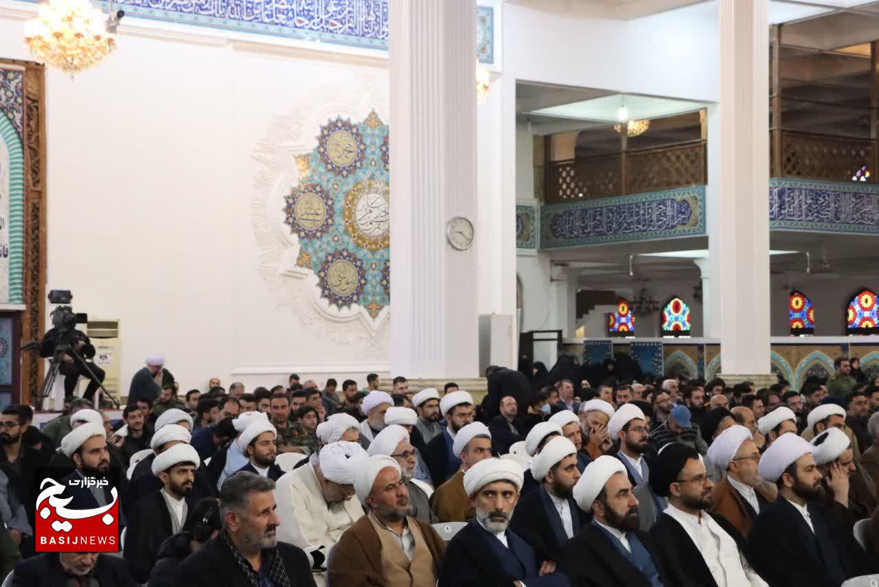 انقلاب اسلامی با  نور استقلال و مقاومت صحنه‌های جهانی را روشن کرده است