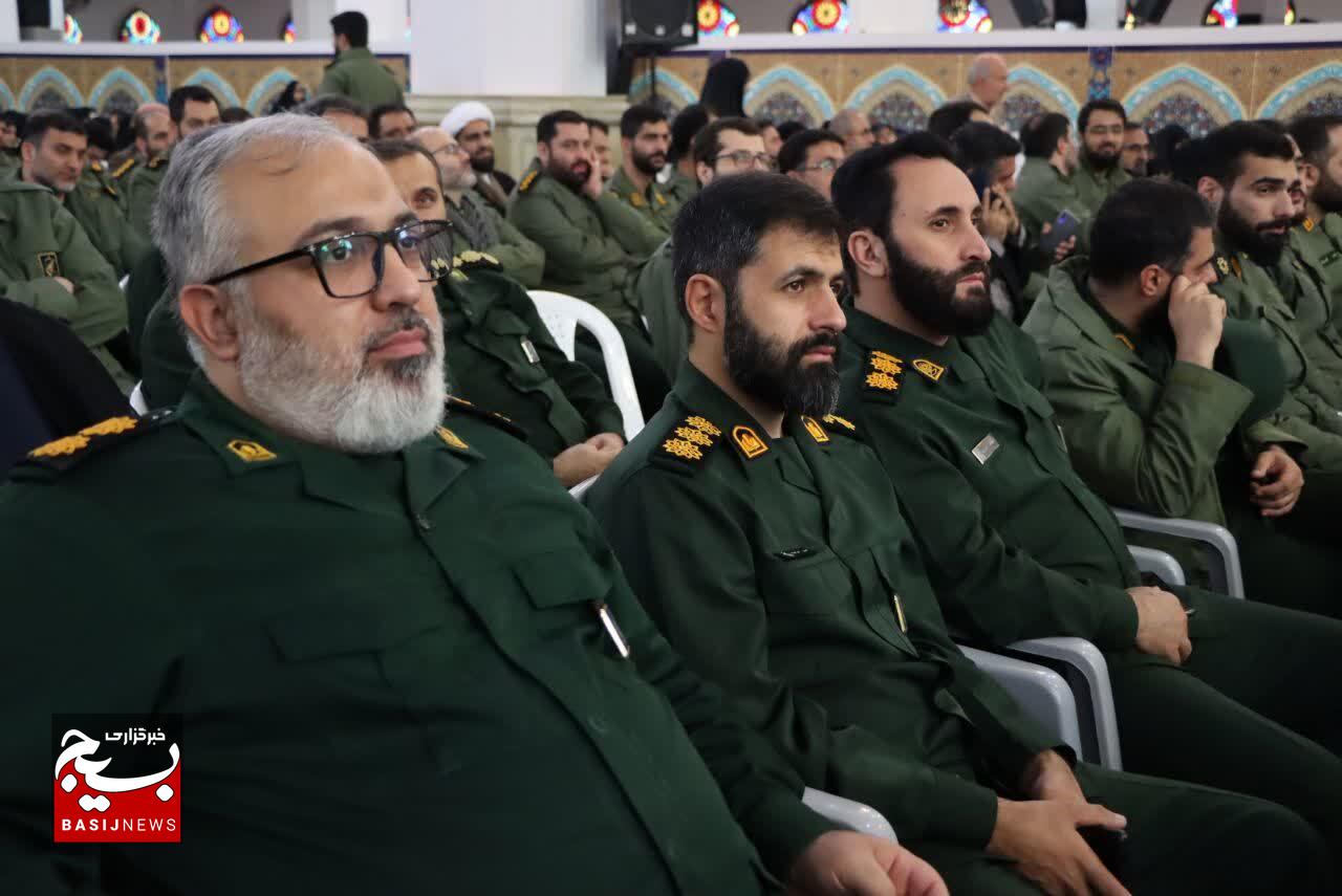 انقلاب اسلامی با  نور استقلال و مقاومت صحنه‌های جهانی را روشن کرده است