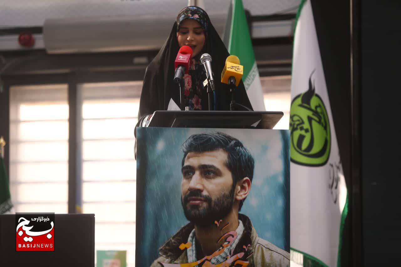 آیین گرامیداشت روز تکریم مادران و همسران شهدا و رونمایی از کتاب «حواسم هست» با حضور مادر شهید مدافع حرم «سجاد زبرجدی»