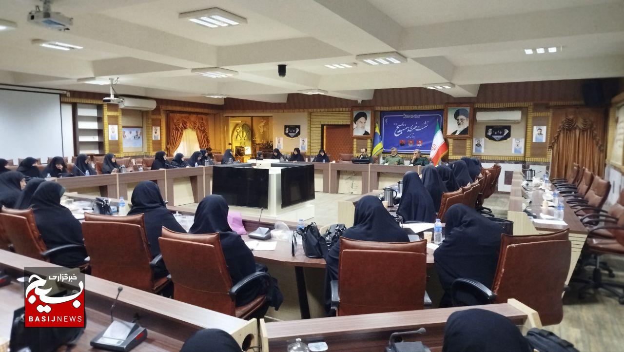 زنان در جنگ شناختی و سنگرسازی خانه نقش‌آفرین هستند