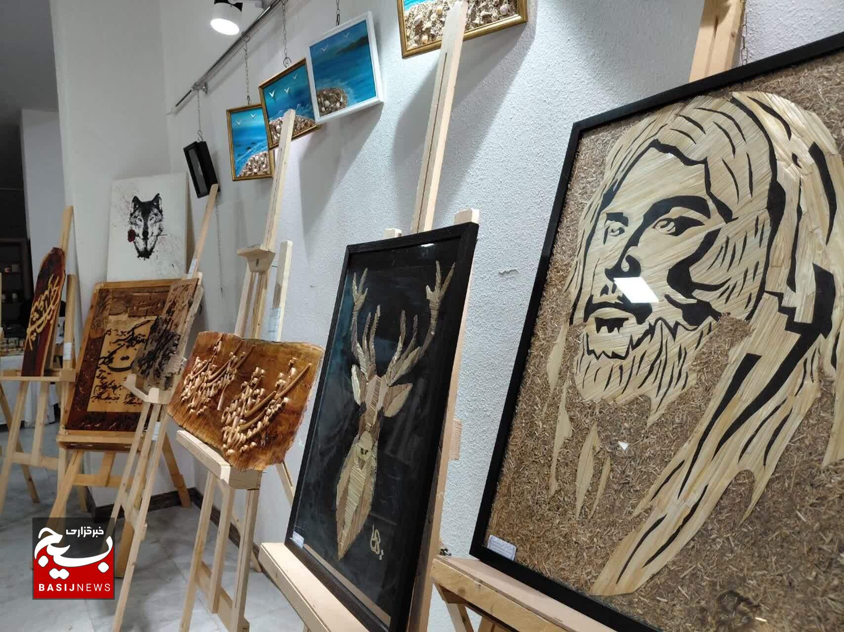 بانوان هنرمند هم استانی محصولات تولیدی خود را در نمایشگاه با هنران به نمایش گذاشتند