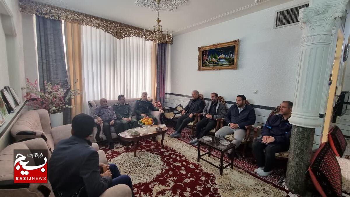 دیدار فرمانده سپاه استان سمنان با خانواده شهید جعفر کشمیر در گرمسار