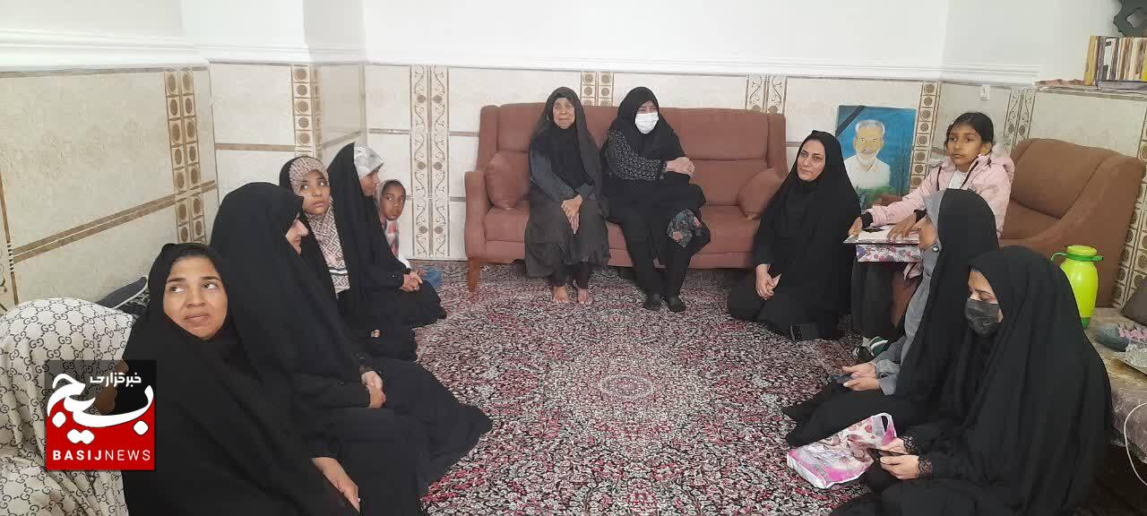 دیدار و تجلیل از مادر شهید محمودی به مناسبت میلاد حضرت فاطمه زهرا (س) در عنبرآباد