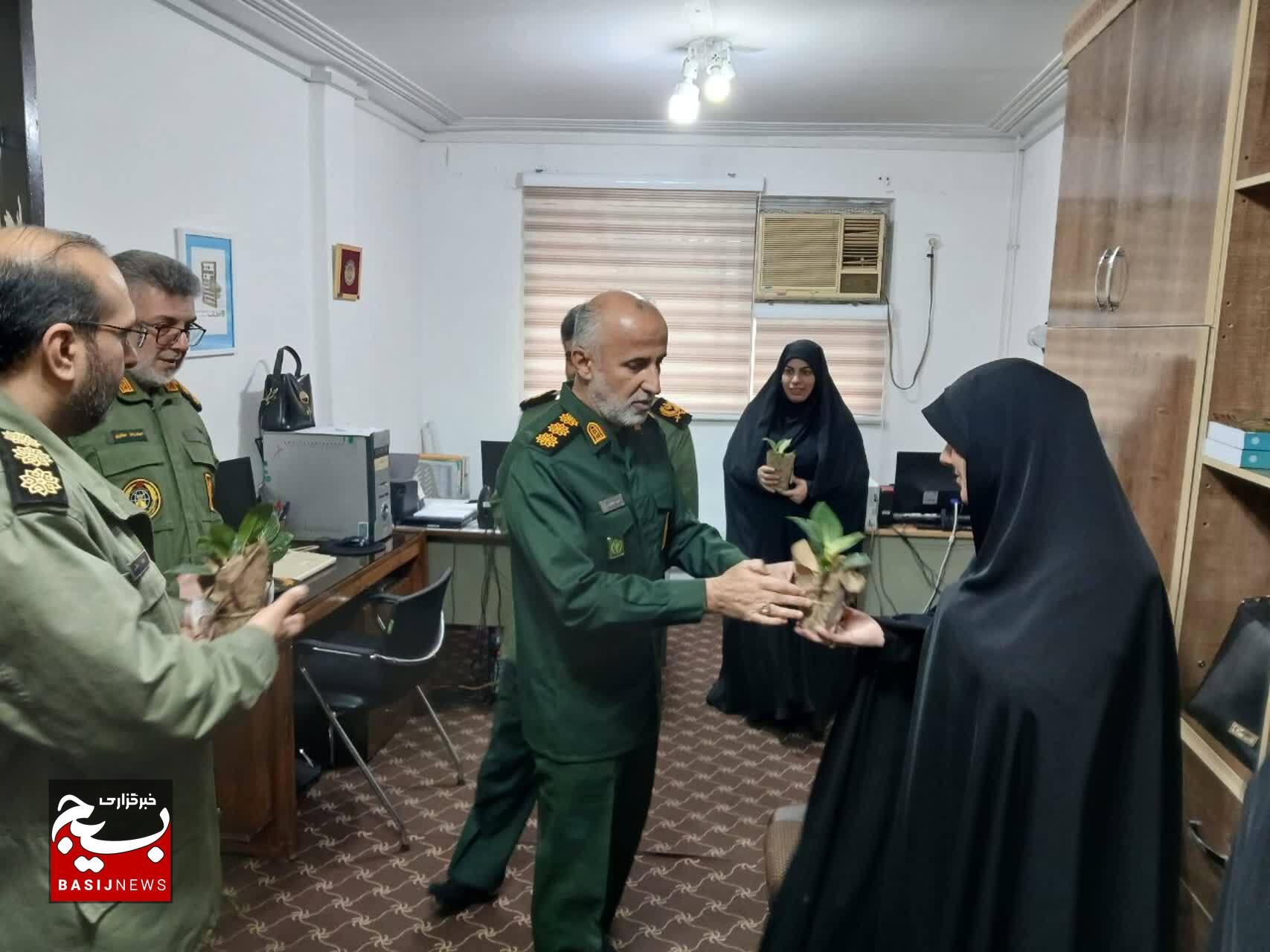 تقدیر از بانوان پایور و بسیجی سپاه قدس گیلان تقدیر از بانوان پایور و بسیجی سپاه قدس گیلان