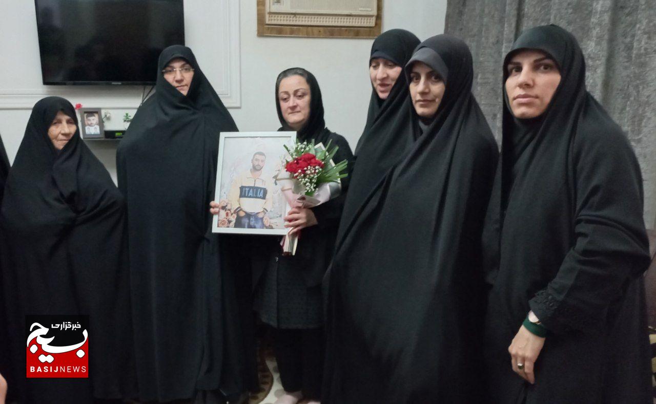 دیدار با خانوادههای شهدا تجدید عهد با آرمانهای فاطمی و الگوبرداری از صبر و ایمان مادران شهدا است دیدار با خانوادههای شهدا تجدید عهد با آرمانهای فاطمی و الگوبرداری از صبر و ایمان مادران شهدا است