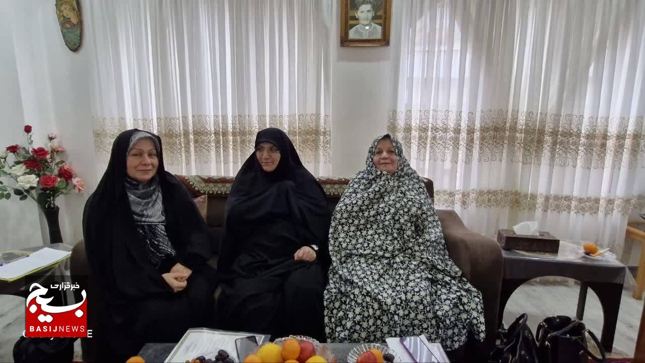 دیدار با خانوادههای شهدا تجدید عهد با آرمانهای فاطمی و الگوبرداری از صبر و ایمان مادران شهدا است دیدار با خانوادههای شهدا تجدید عهد با آرمانهای فاطمی و الگوبرداری از صبر و ایمان مادران شهدا است