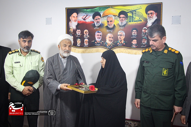 دیدار مسئولان دشتستان با خانواده شهدا و تجلیل از مقام والای مادران شهید