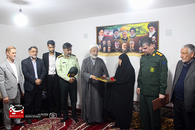 دیدار مسئولان دشتستان با خانواده شهدا و تجلیل از مقام والای مادران شهید