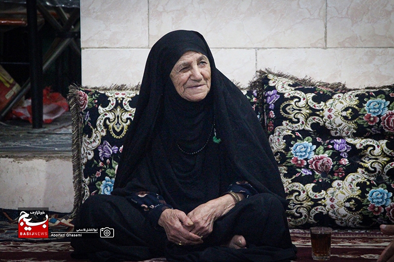 دیدار مسئولان دشتستان با خانواده شهدا و تجلیل از مقام والای مادران شهید