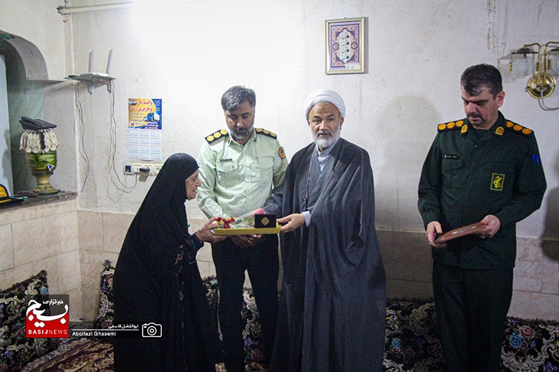 دیدار مسئولان دشتستان با خانواده شهدا و تجلیل از مقام والای مادران شهید