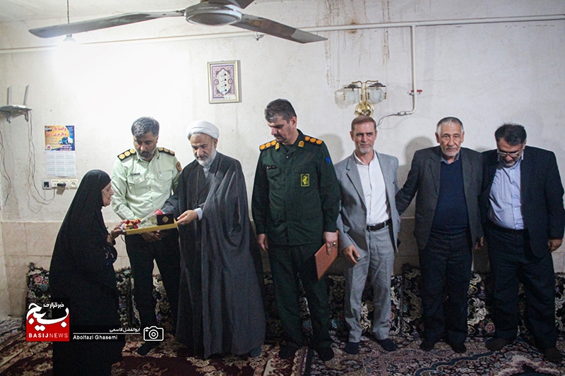 دیدار مسئولان دشتستان با خانواده شهدا و تجلیل از مقام والای مادران شهید