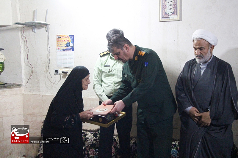 دیدار مسئولان دشتستان با خانواده شهدا و تجلیل از مقام والای مادران شهید