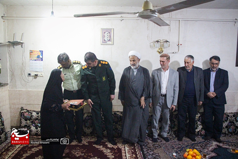 دیدار مسئولان دشتستان با خانواده شهدا و تجلیل از مقام والای مادران شهید