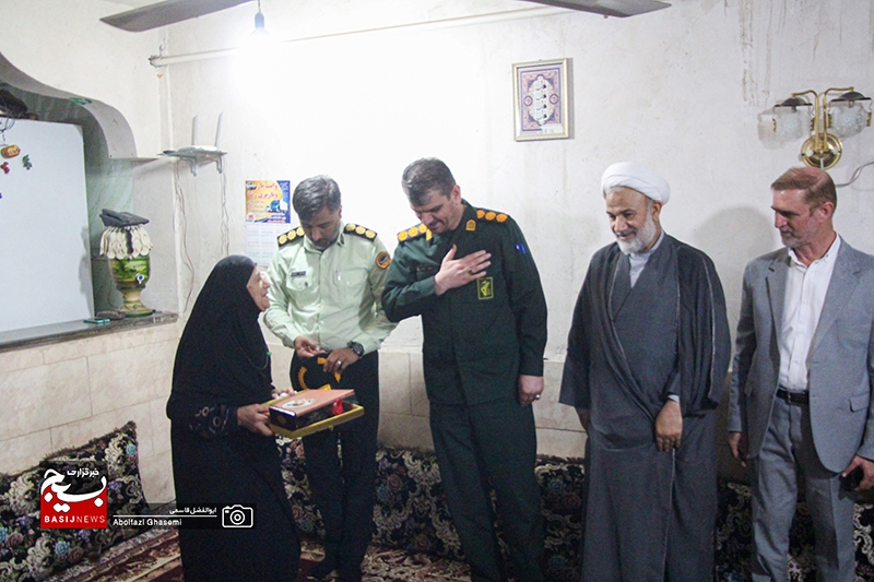 دیدار مسئولان دشتستان با خانواده شهدا و تجلیل از مقام والای مادران شهید