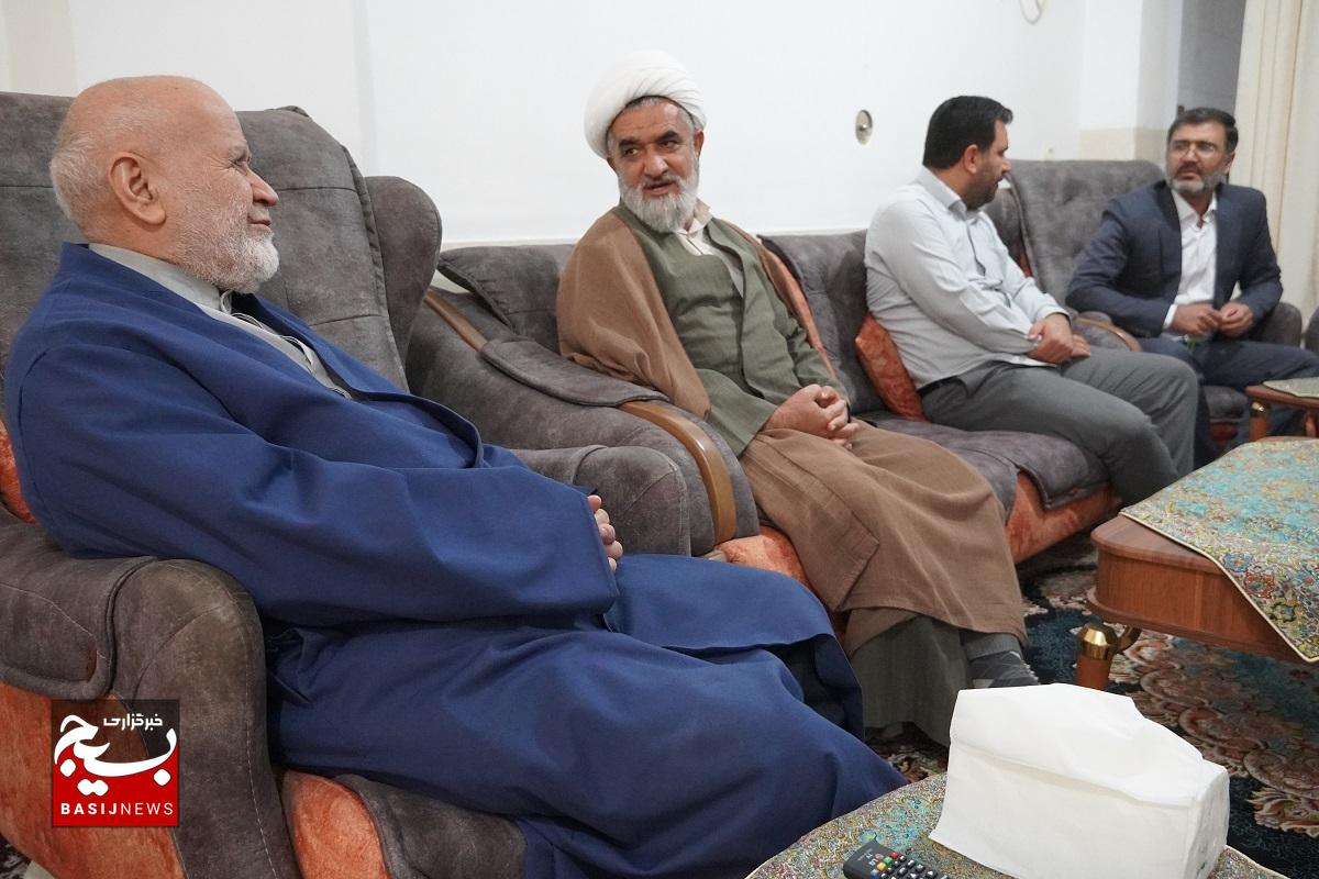تجلیل مسئول نمایندگی ولی فقیه در سپاه فتح از جانبازان تجلیل مسئول نمایندگی ولی فقیه در سپاه فتح از جانبازان