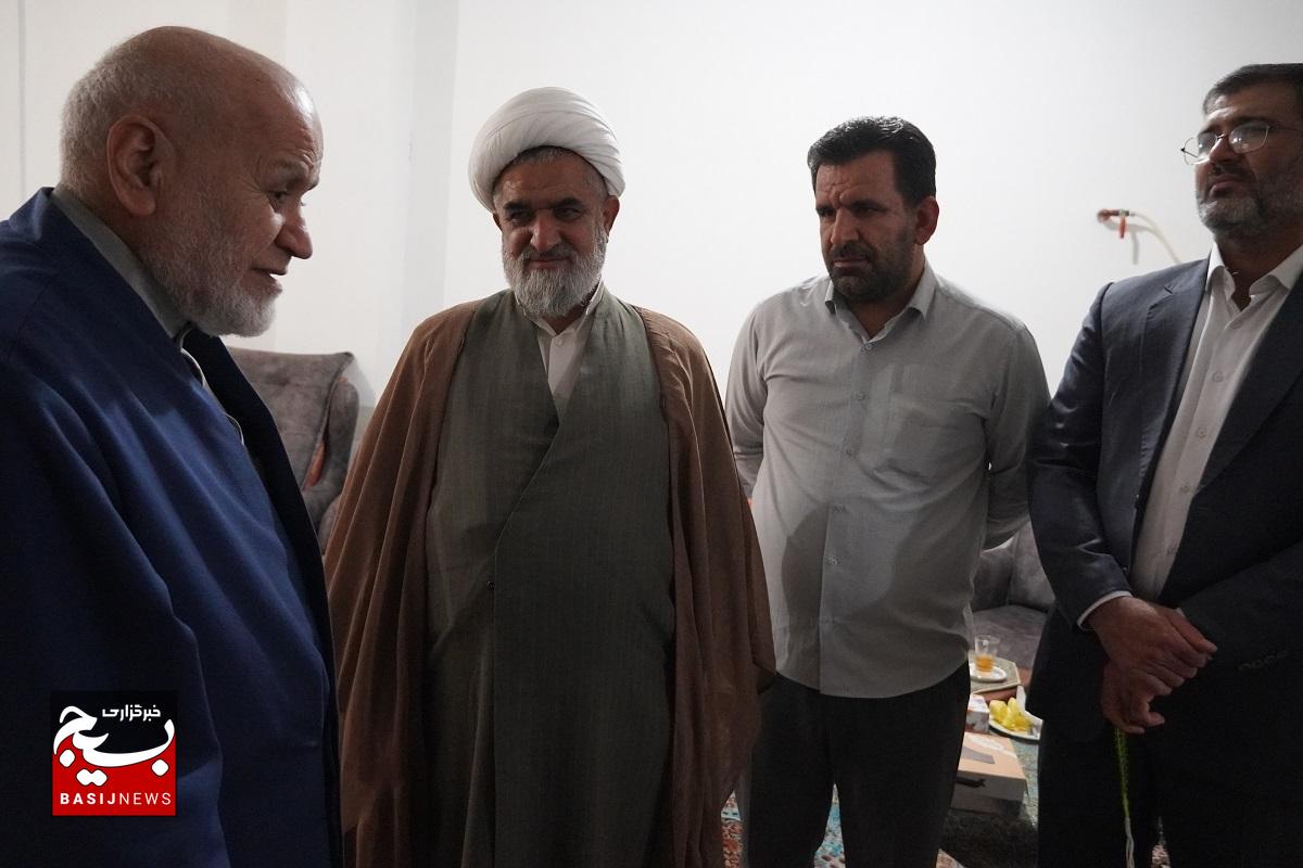تجلیل مسئول نمایندگی ولی فقیه در سپاه فتح از جانبازان تجلیل مسئول نمایندگی ولی فقیه در سپاه فتح از جانبازان