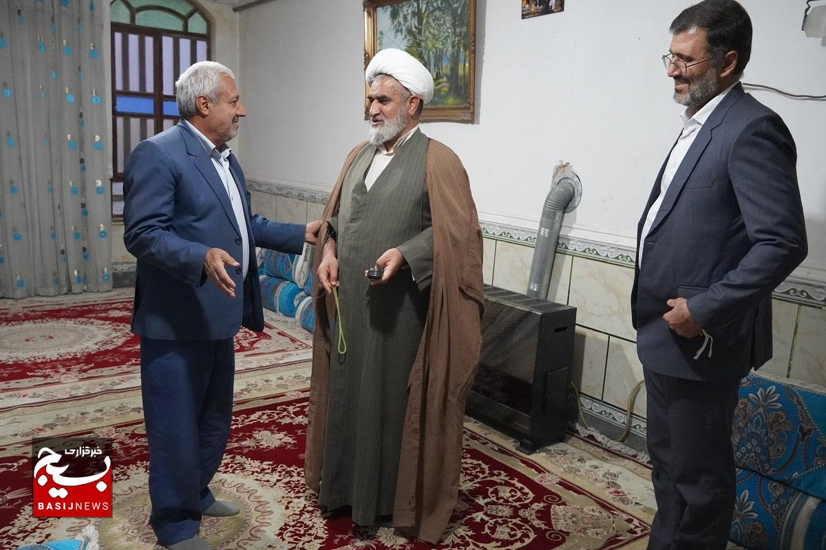 تجلیل مسئول نمایندگی ولی فقیه در سپاه فتح از جانبازان تجلیل مسئول نمایندگی ولی فقیه در سپاه فتح از جانبازان