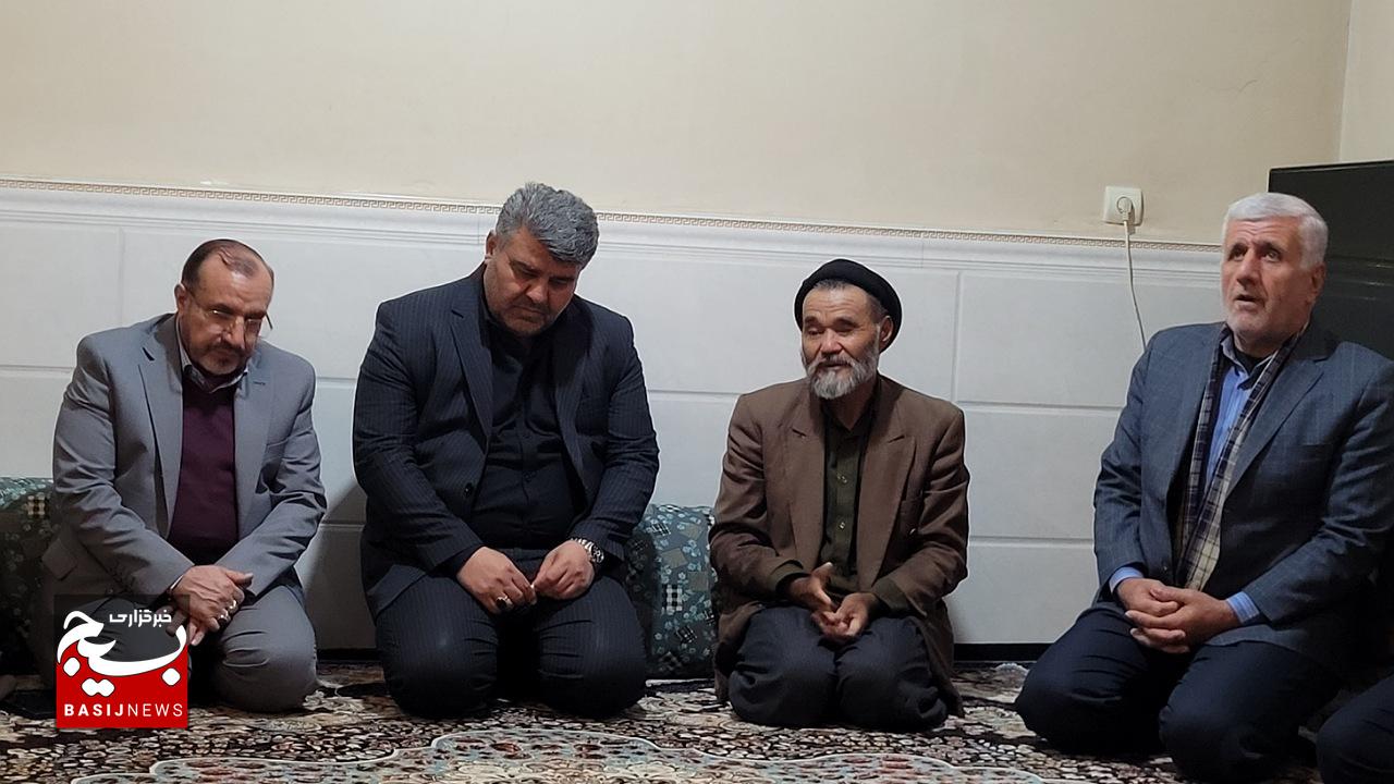 دیدار مسئولان شهرستان ساوجبلاغ با خانواده شهدای مدافع حرم تیپ فاطمیون در روستای قاسم‌آباد بزرگ