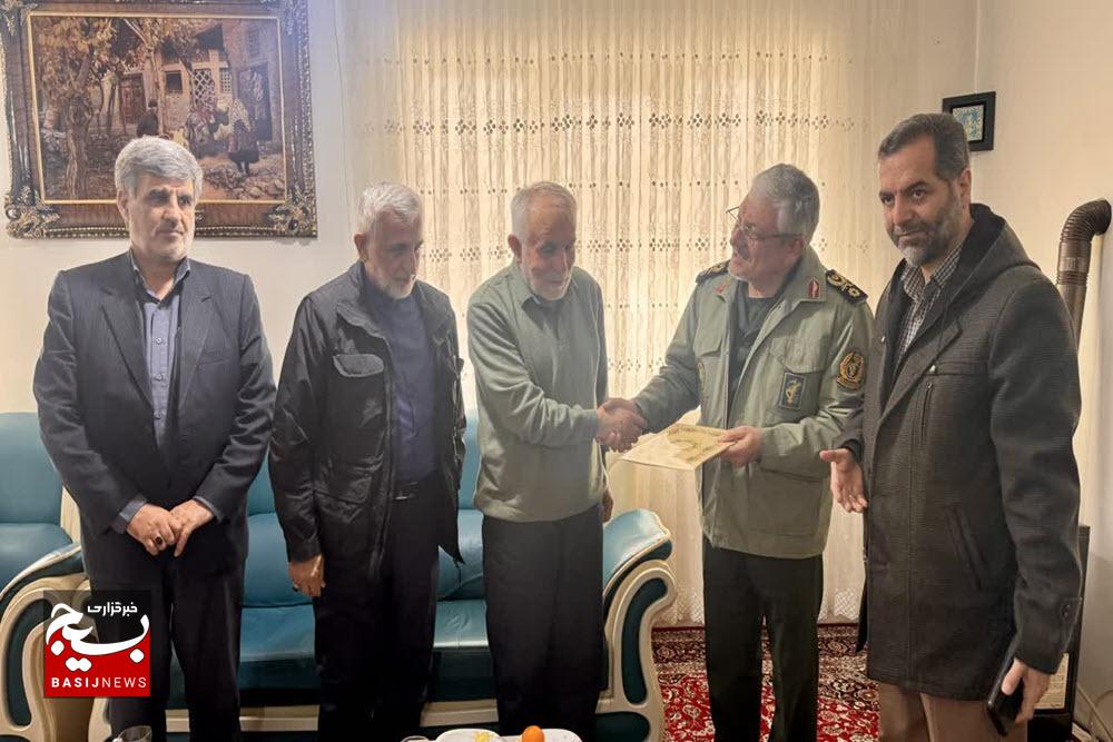 دیدار سردار طلایی نیک با خانواده شهید امیرمحمد زمانی در بهار