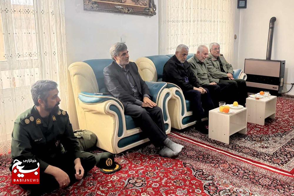 دیدار سردار طلایی نیک با خانواده شهید امیرمحمد زمانی در بهار