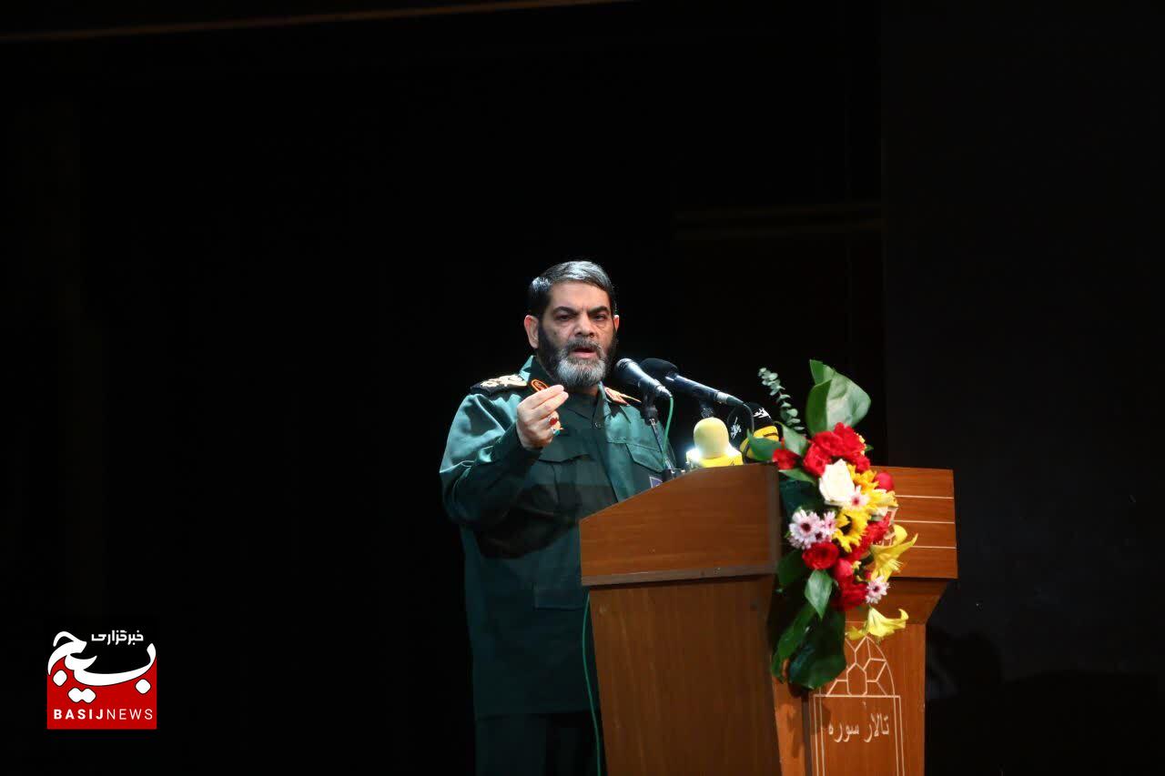 بسیاری از آثار هنری را نباید تنها به چشم سرگرمی نگریست بلکه باید از آنها درس گرفت بسیاری از آثار هنری را نباید تنها به چشم سرگرمی نگریست بلکه باید از آنها درس گرفت