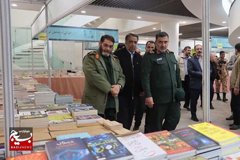 بازدید معاون هماهنگ‌کننده سازمان بسیج مستضعفین و فرمانده سپاه ثارالله از نوزدهمین نمایشگاه بین‌المللی کتاب کرمان