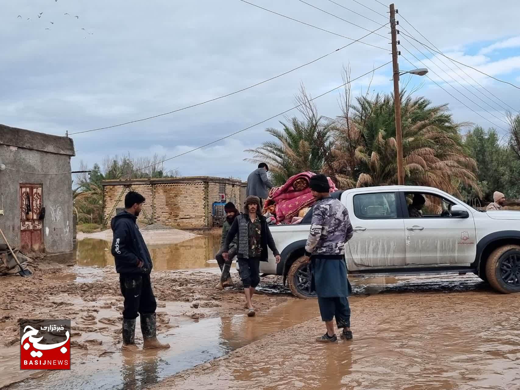 سپاه ریگان پای کار مردم سیل‌زده روستای ده‌نظر +تصاویر