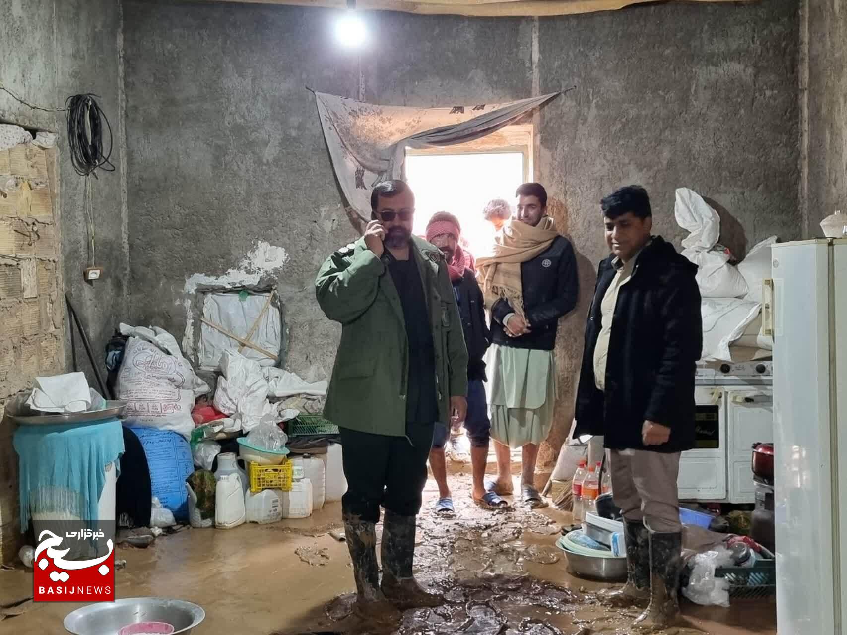 سپاه ریگان پای کار مردم سیل‌زده روستای ده‌نظر +تصاویر