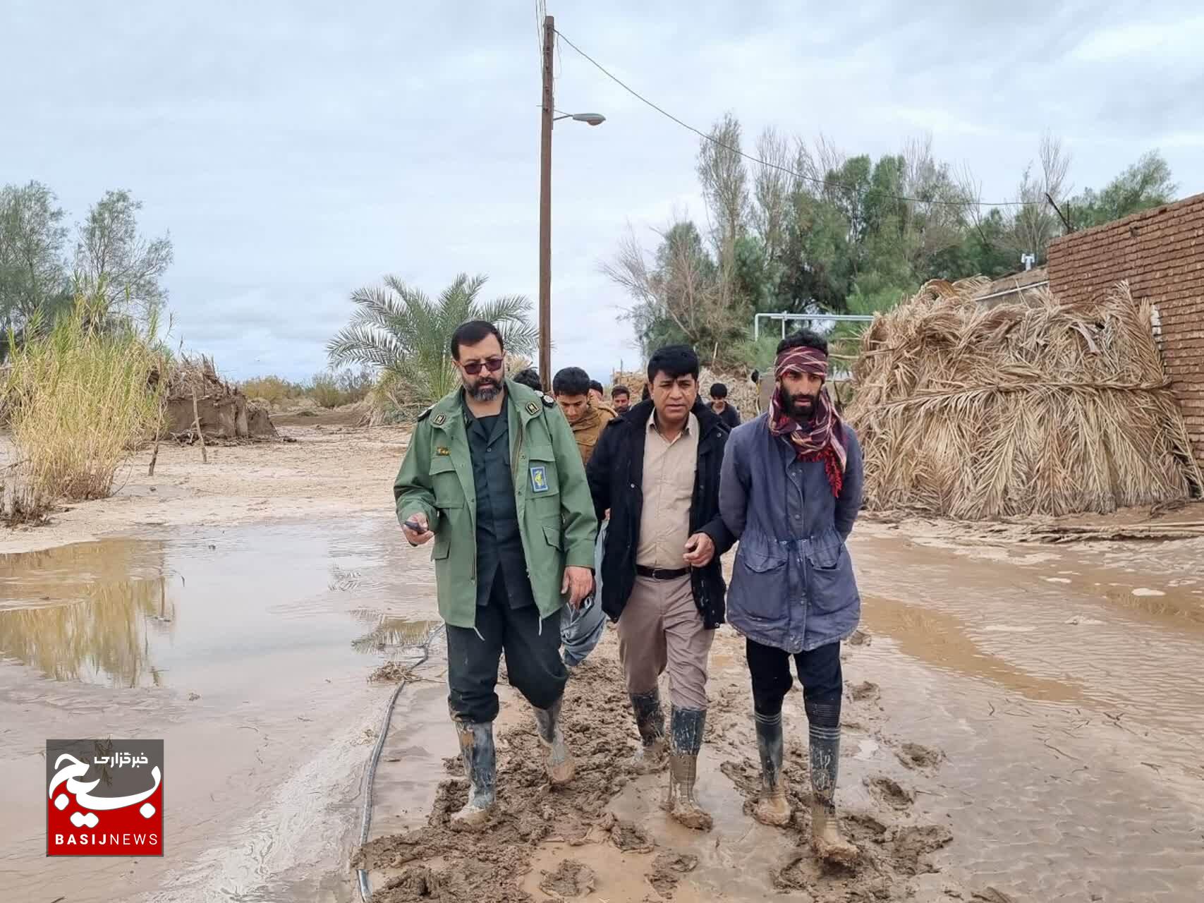 سپاه ریگان پای کار مردم سیل‌زده روستای ده‌نظر +تصاویر