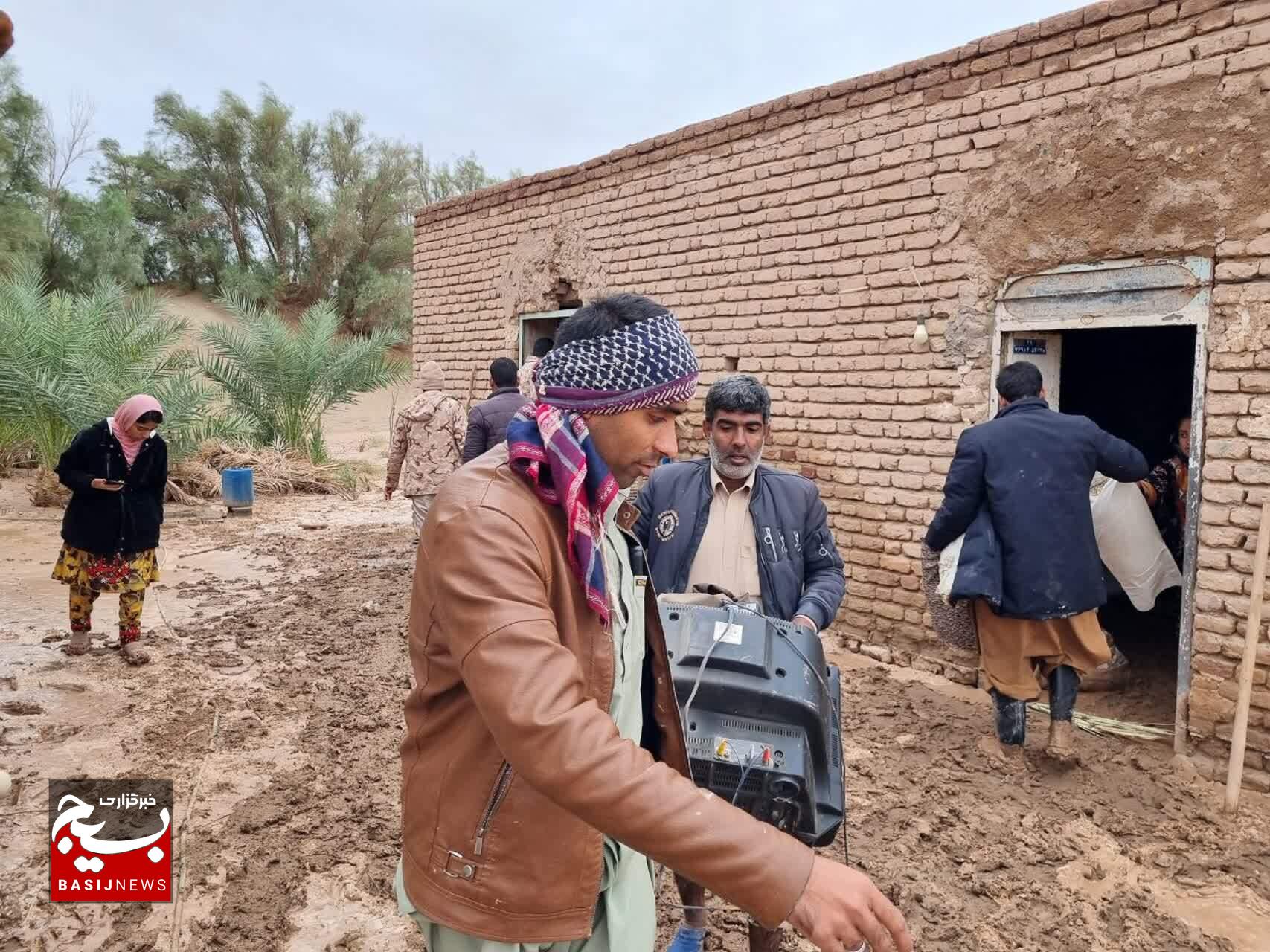 سپاه ریگان پای کار مردم سیل‌زده روستای ده‌نظر +تصاویر