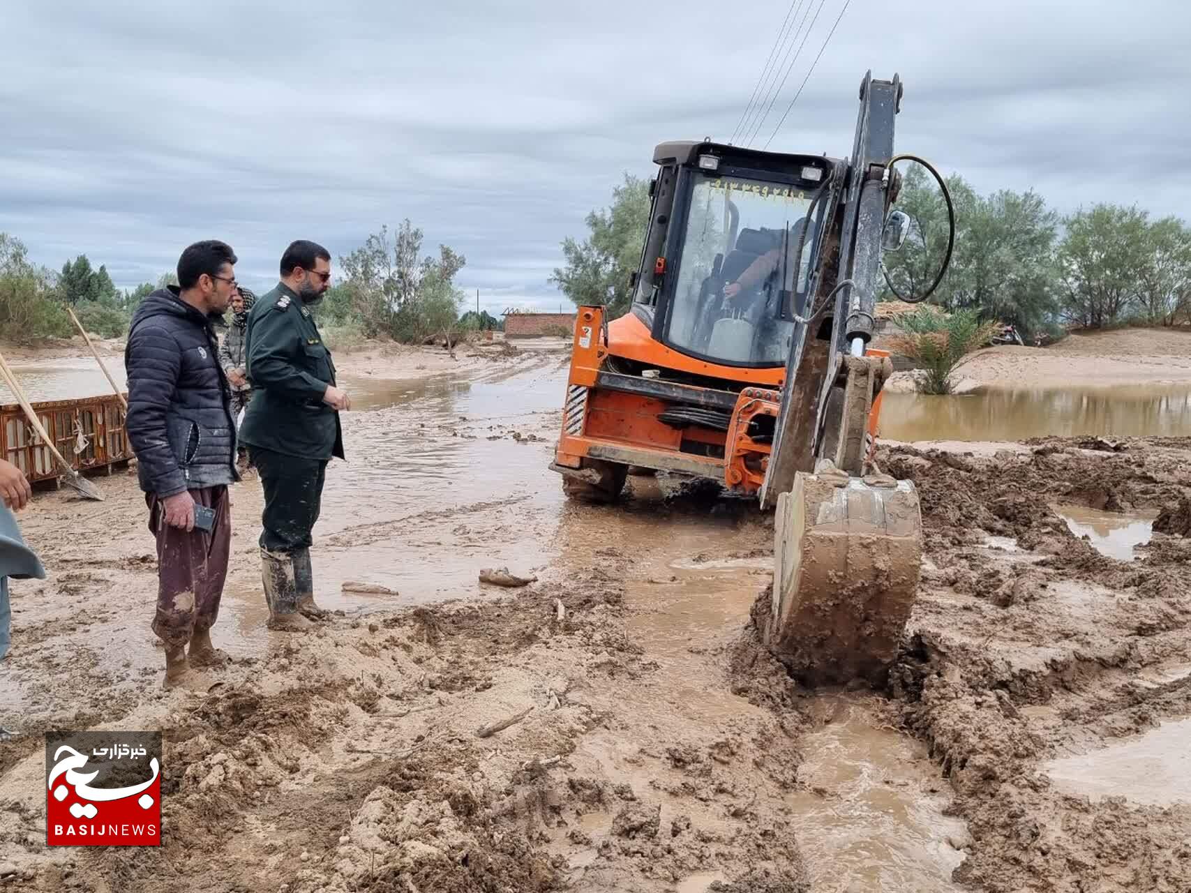 سپاه ریگان پای کار مردم سیل‌زده روستای ده‌نظر +تصاویر