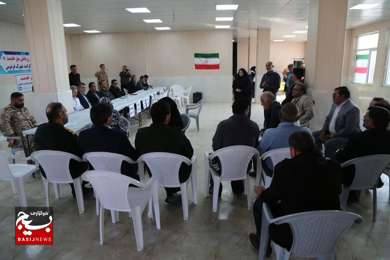 برگزاری «کارزار خدمت» با برپایی میز خدمت با حضور مسئولین شهرستان آبیک در محله کرامت شهرک فردوس