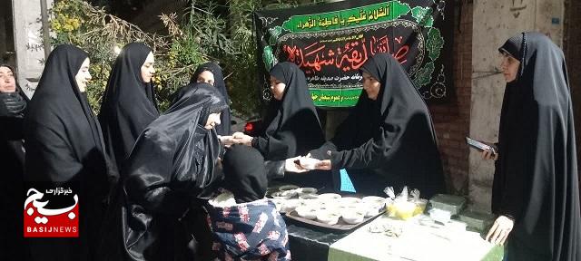 ایستگاه صلواتی به مناسبت شهادت حضرت زهرا (س) توسط دختران نوجوان پایگاه