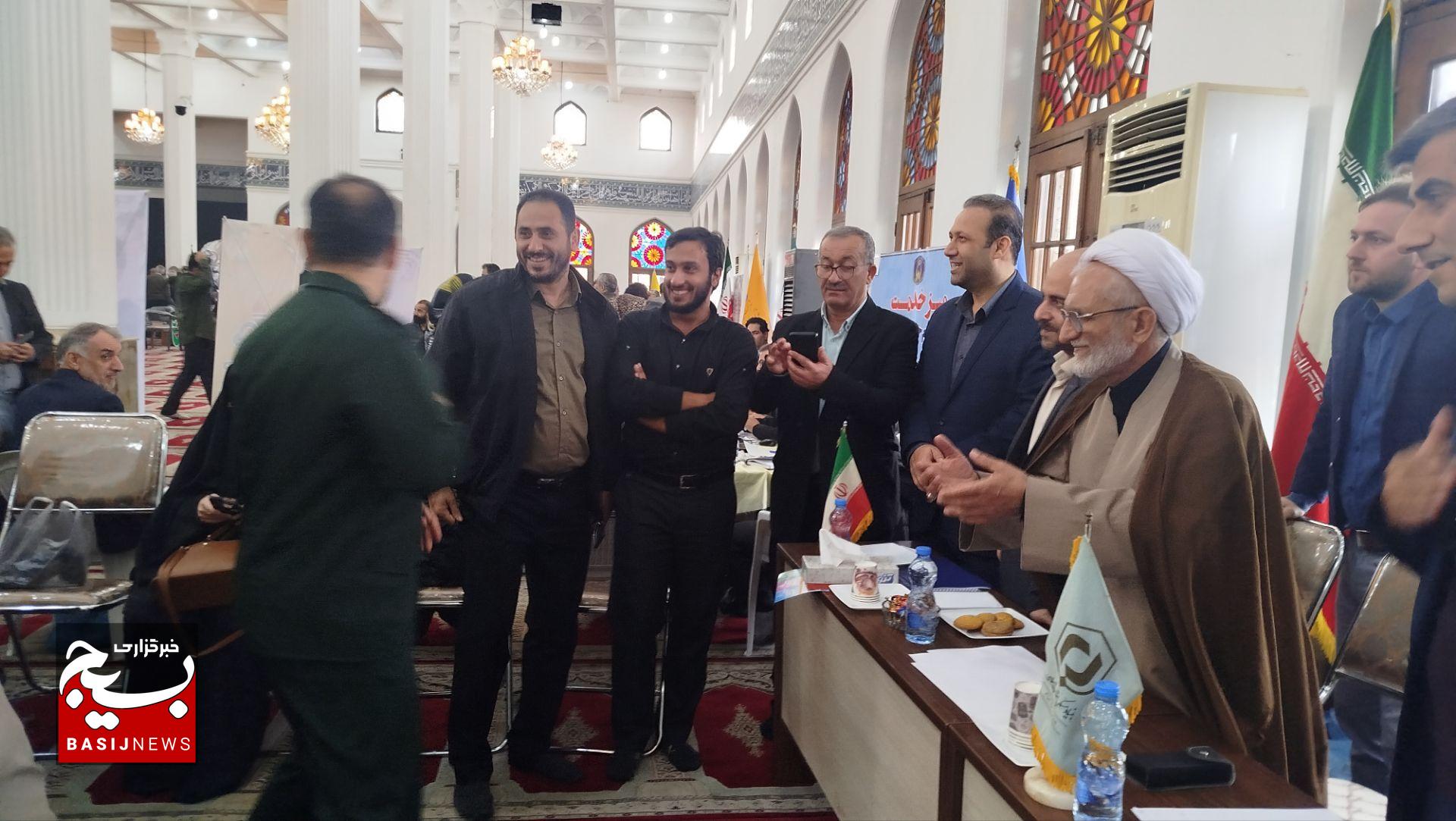 میز خدمت جهادی در پنجمین روز هفته بسیج در رشت برگزار شد میز خدمت جهادی در پنجمین روز هفته بسیج در رشت برگزار شد