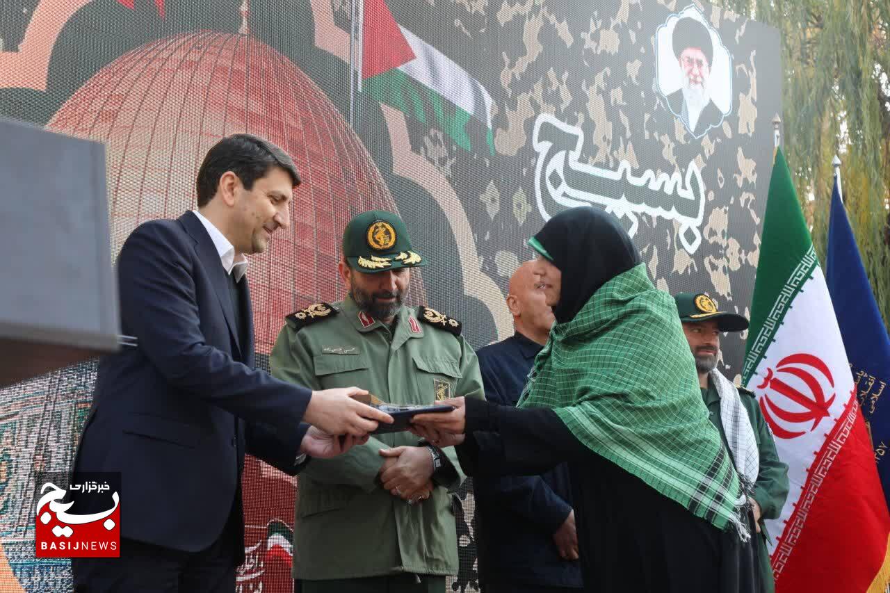 با حضور وزیر ارتباطات و فرمانده سپاه تهران بزرگ برگزار شد: با حضور وزیر ارتباطات و فرمانده سپاه تهران بزرگ برگزار شد: