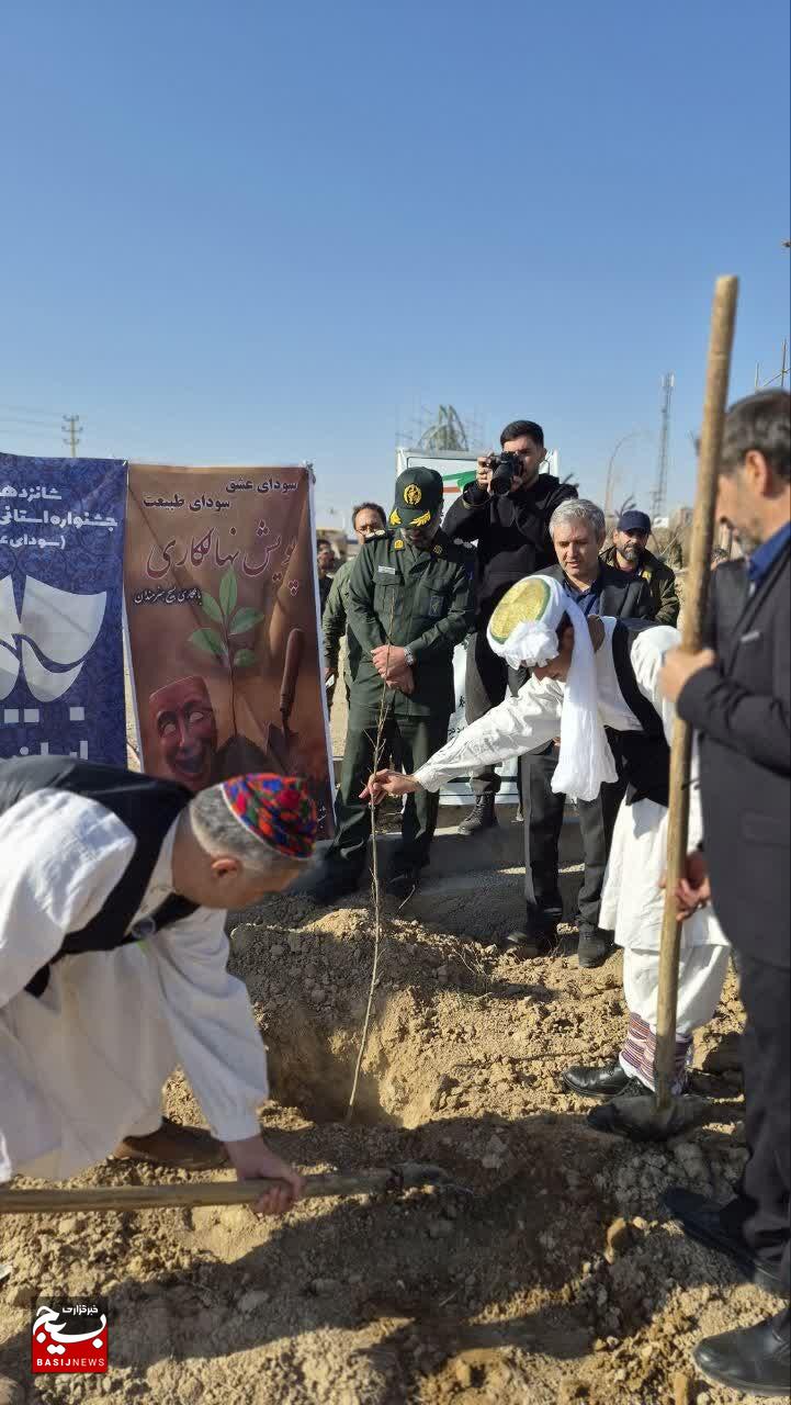 غرس ۲۰۰ نهال به همت هنرمندان تئاتر خراسان رضوی در قوچان