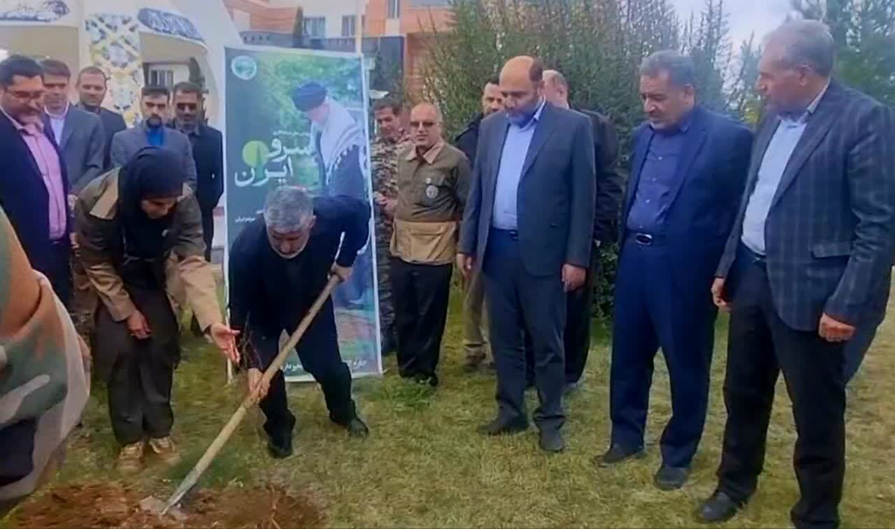 کاشت بیش از دو هزار اصله نهال در دانشگاه آزاد تاکستان به یاد شهدای جنگ رمضان 